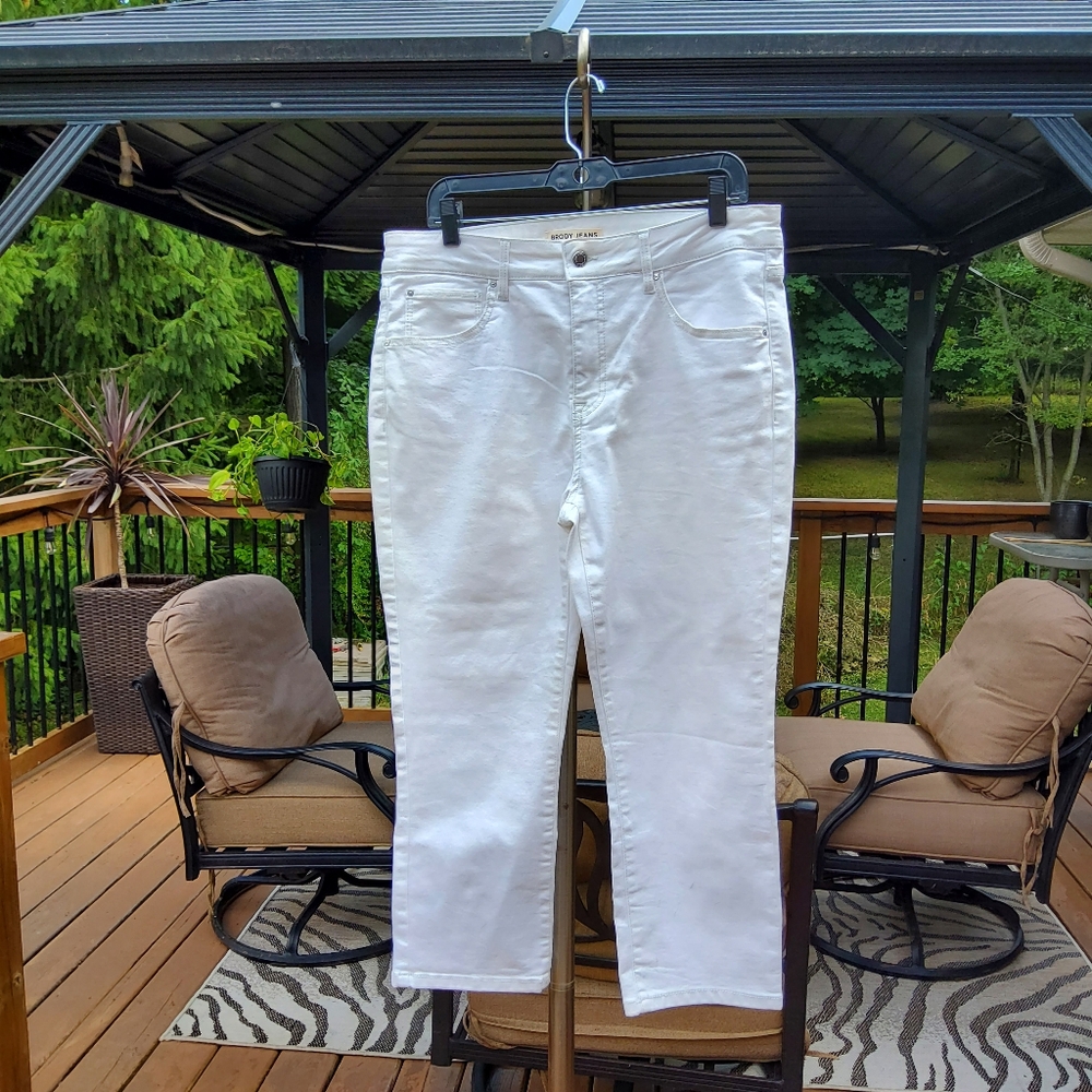 Brody Straight Fit White Denim Capri